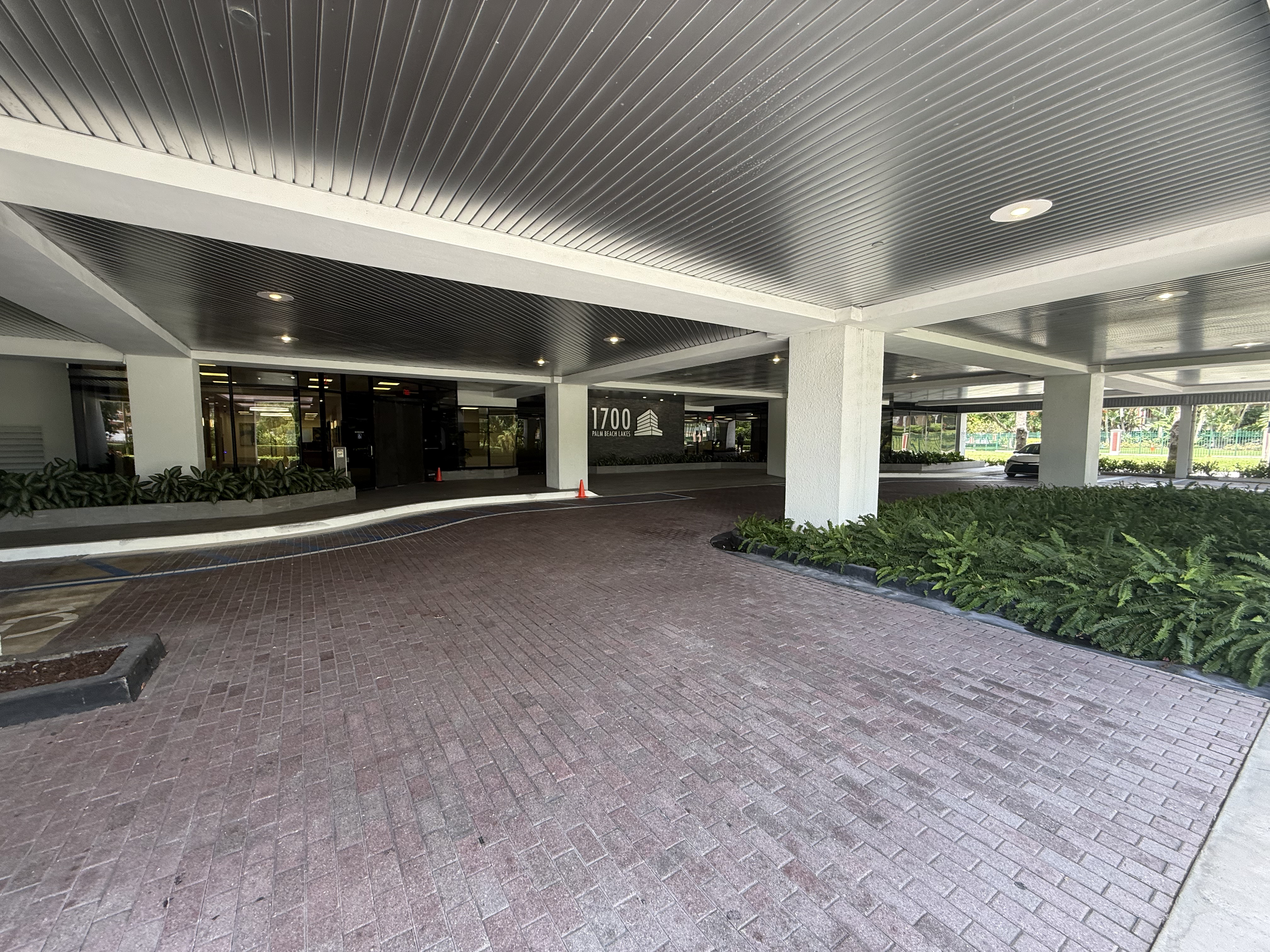 1700 Palm Beach Lakes Blvd, photo 2