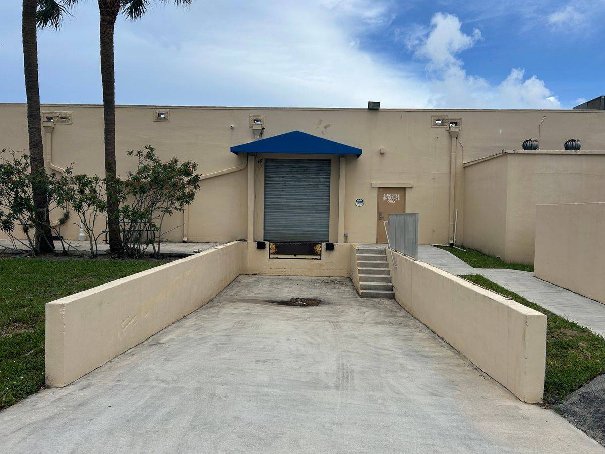 2800 Gateway Dr, photo 2