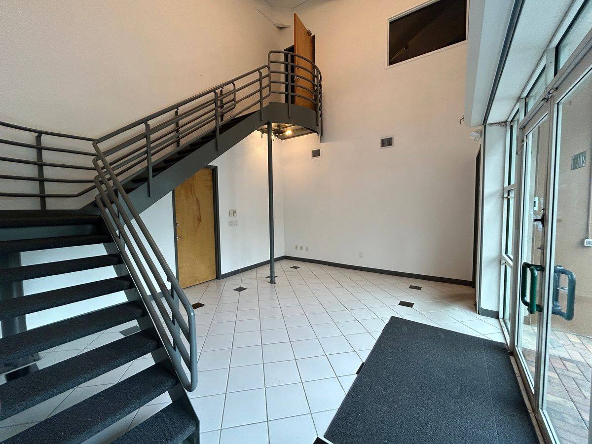20157 NE 16th Pl, photo 2