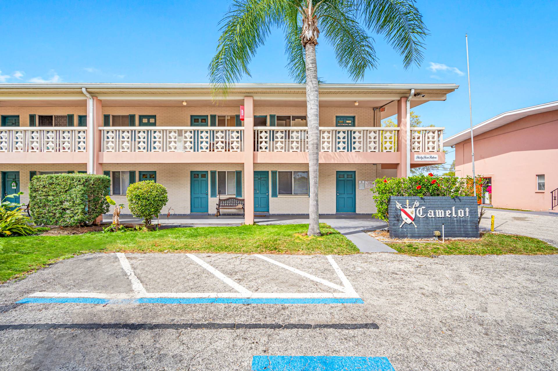 Camelot Apartments, photo 2