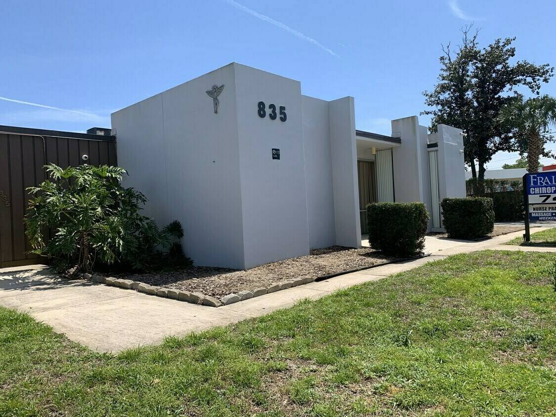 835 Cesery Blvd