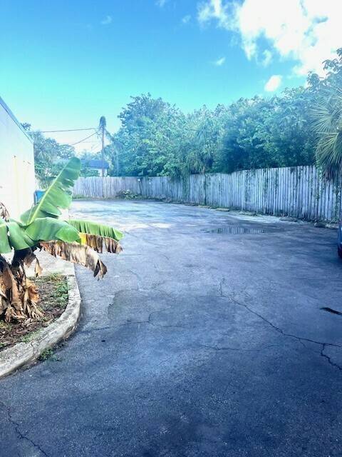 835 Cesery Blvd, photo 8