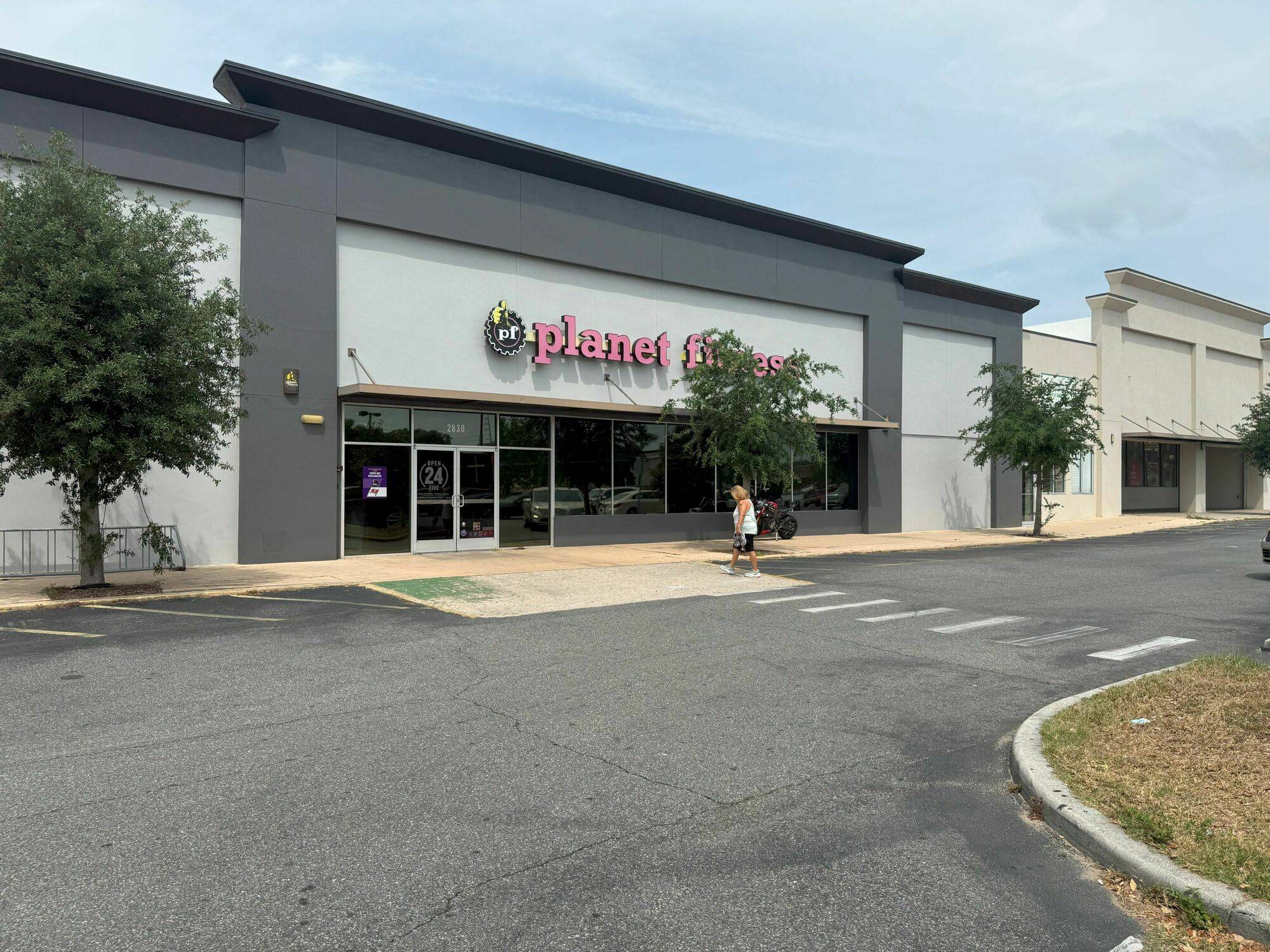 Lake Hills Plaza, photo 2