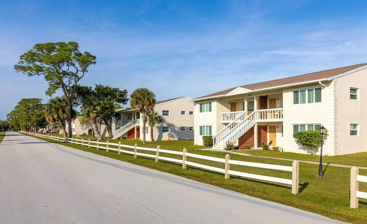 Pines Apartments, photo 2