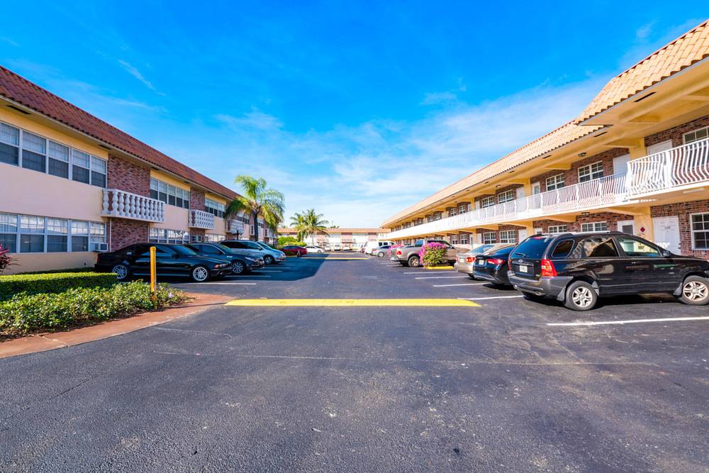 Camelot West Apartments, photo 2