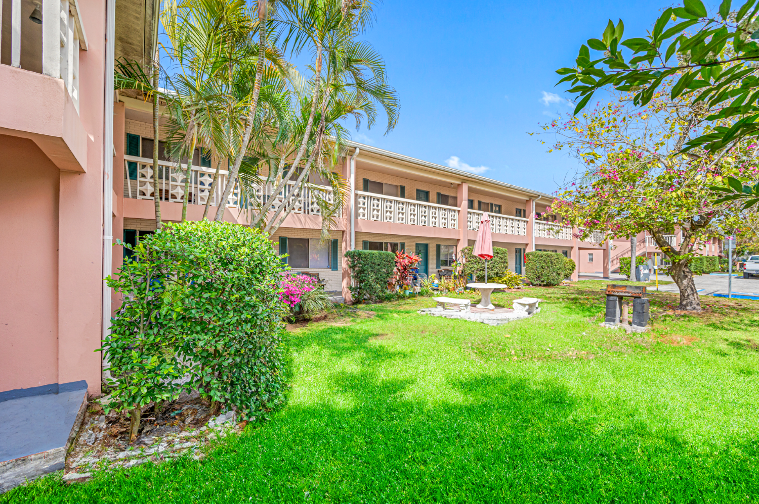 Camelot Apartments, photo 4