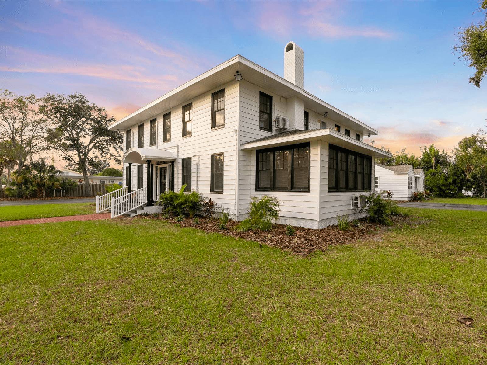 Twelve Oaks, photo 2