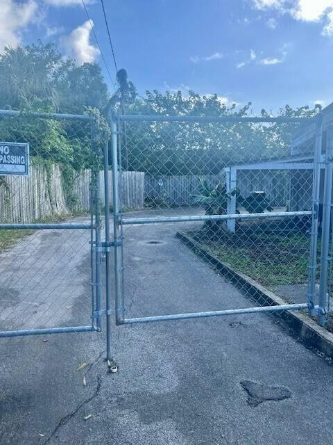 835 Cesery Blvd, photo 9